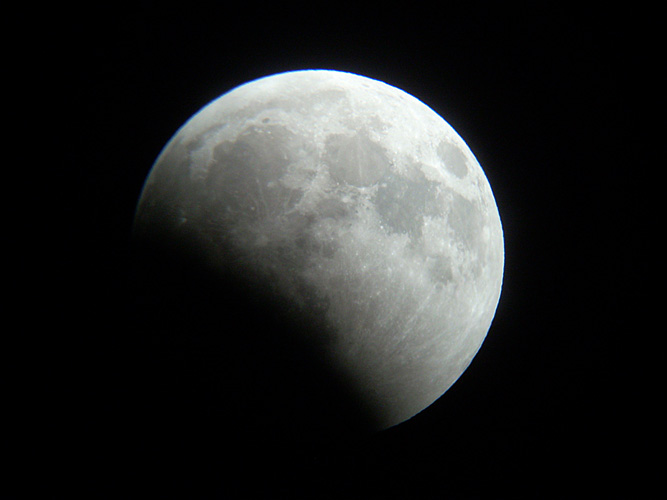 Eclissi lunare questa sera, lo spettacolo subito dopo il tramonto