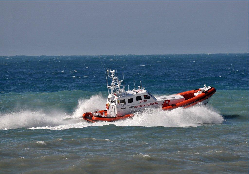 Guardia Costiera soccorre barca a vela incagliata con 8 persone a bordo