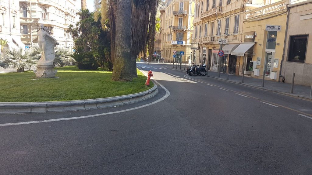 Pioggia trasforma Corso Mombello in una “trappola” per motociclisti