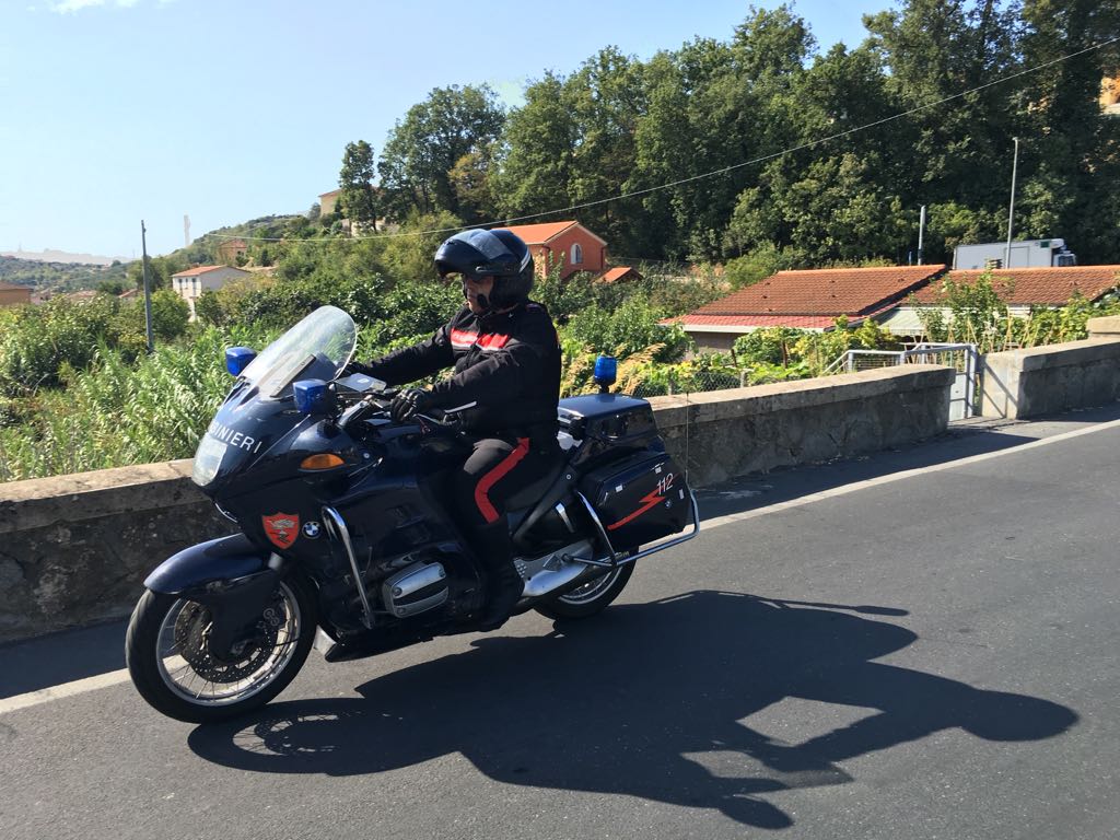 Ladro pasticcione perde zaino con documenti durante fuga, carabinieri lo fermano