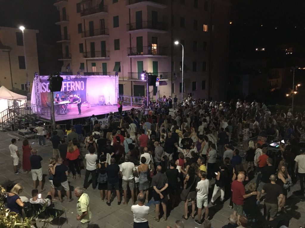 La notte bianca a Imperia piace… tranne a una signora che fa un gavettone ai passanti