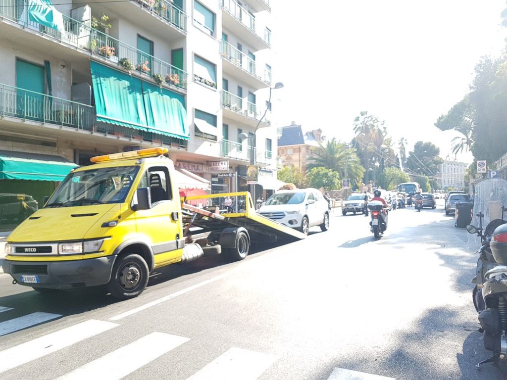 Corso Cavallotti bloccato per un Suv in panne in mezzo alla strada