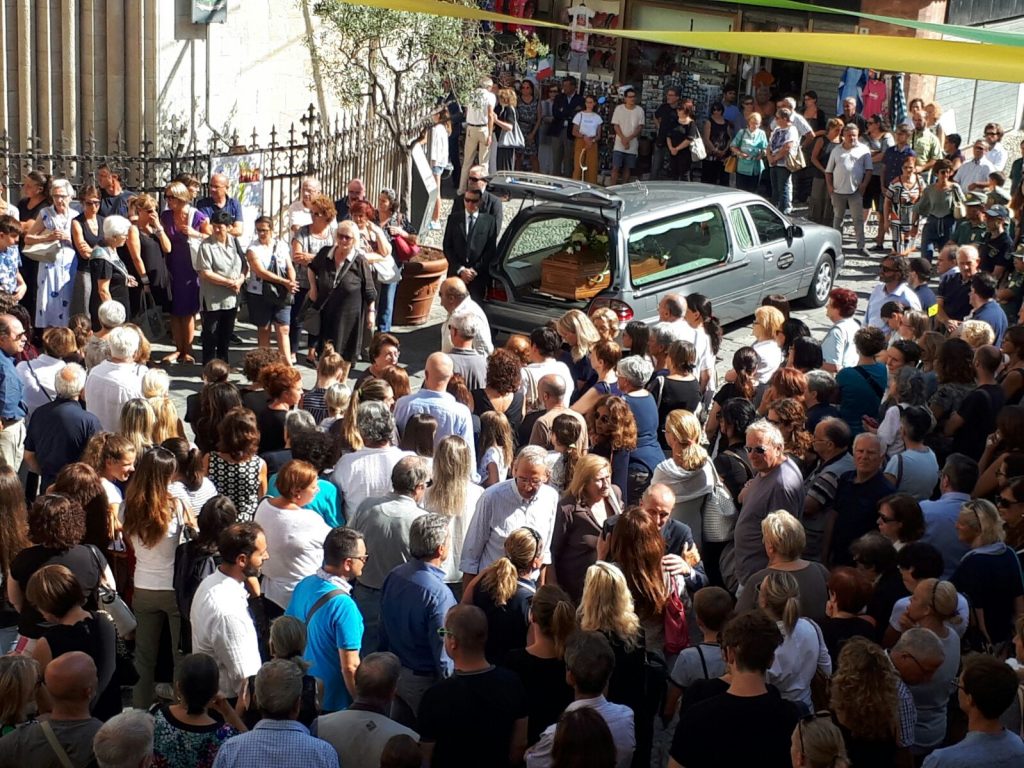 San Siro gremita per l’ultimo saluto a Laura Viero