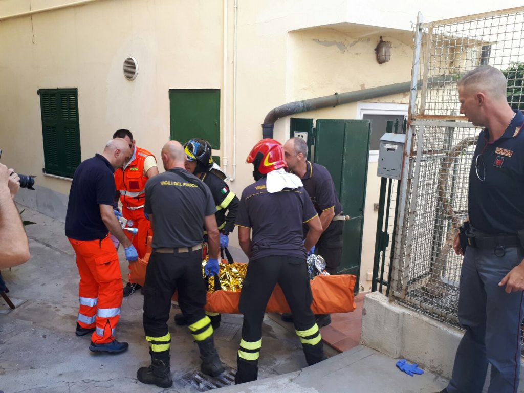 Cade dal terzo piano, gravissima donna di Sanremo. Allertato l’elisoccorso / Foto e video dei soccorsi