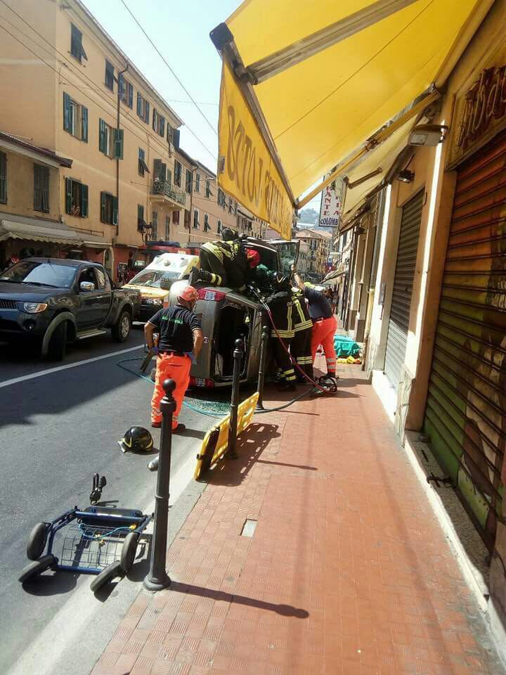 Tragedia sfiorata a Ventimiglia: auto si cappotta in via Cavour