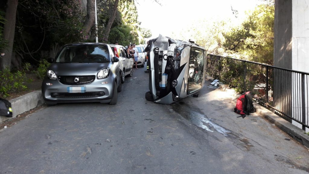 Auto ribaltata a Capo Nero: agenti fermi sul posto per problemi di “giurisdizione”