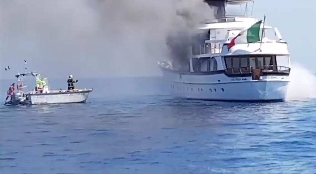 Brucia yacht italiano a largo di Nizza: in 11 tratti in salvo