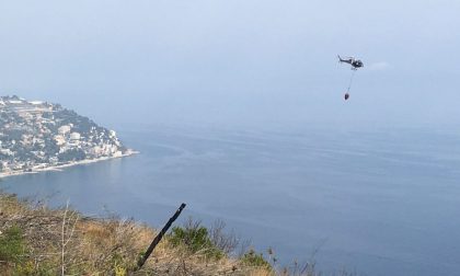 Incendio sul Montenero a Bordighera, interviene anche l'elicottero