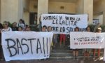Basta migranti a Ventimiglia: in 200 davanti al Comune, ma il sindaco non c'è: "Legalità o dimissioni"
