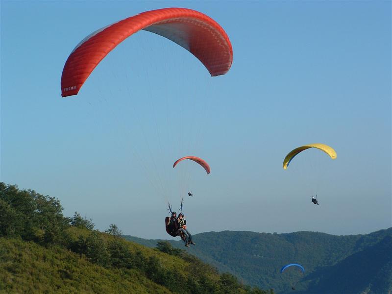 Parapendio cade alla frontiera: mobilitazione di soccorsi ma forse è un falso allarme