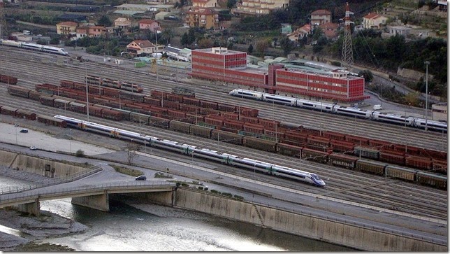 Dipendente donna delle Ferrovie accerchiata e minacciata da un gruppo di migranti