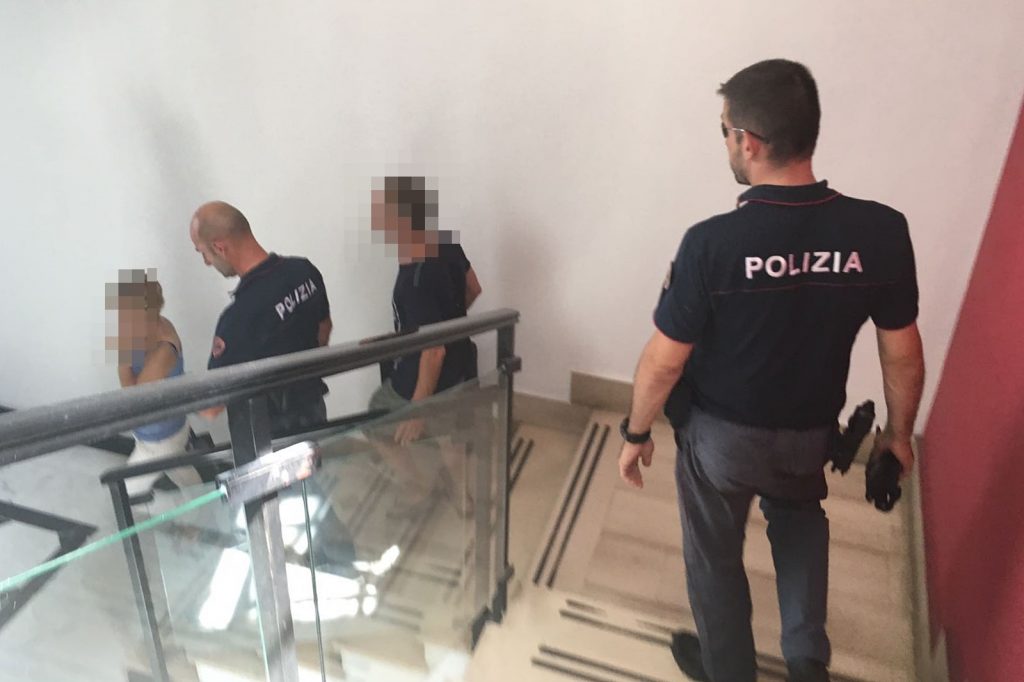 Coppia sfrattata dà in escandescenze in Comune, interviene la polizia