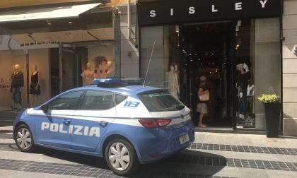 Attenzione allo shopping con la borsa aperta: donna derubata del portafoglio in via Matteotti