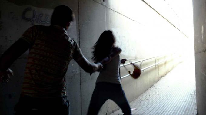 Donna accoltellata per strada, fermato l’ex compagno
