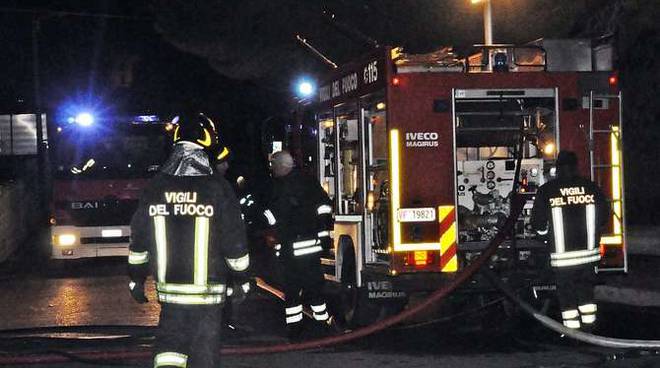 Brucia nella notte un’abitazione a Taggia, fiamme di probabile origine accidentale