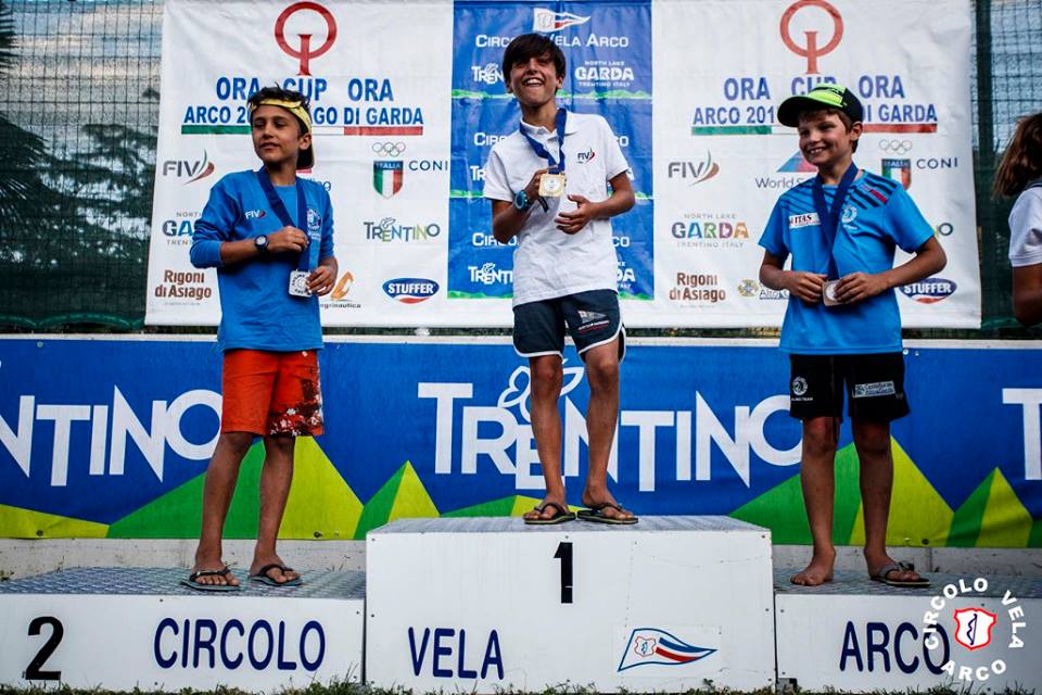 Vela Optimist – Il sanremese Giosuè Cosentino trionfa  alla regata Ora Cup di Riva del Garda