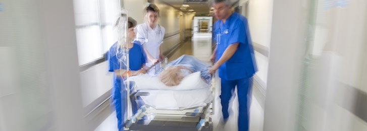 Poliziotto aggredito fuori pericolo e in condizioni stabili