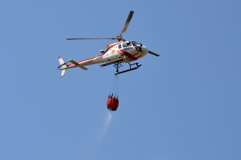 Incendio boschivo a Pietrabruna, sul posto anche l’elicottero