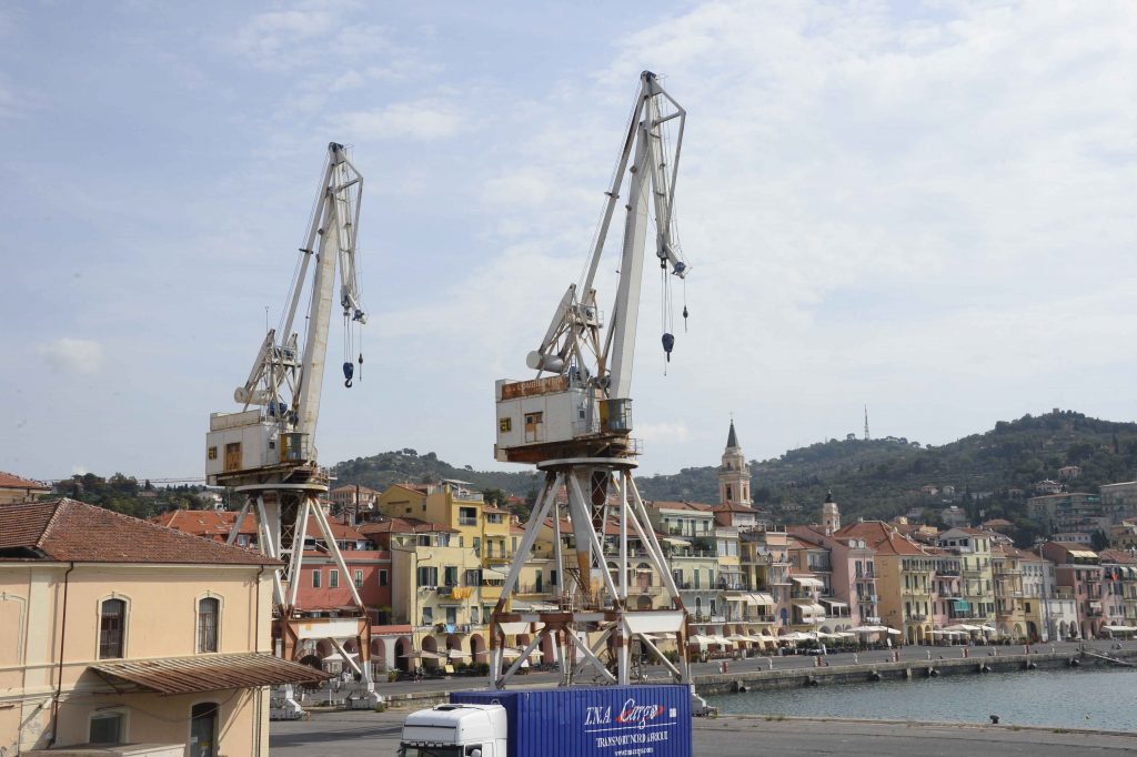 La Compagnia Maresca cede le gru al Comune e propone di tenerle come arredo turistico