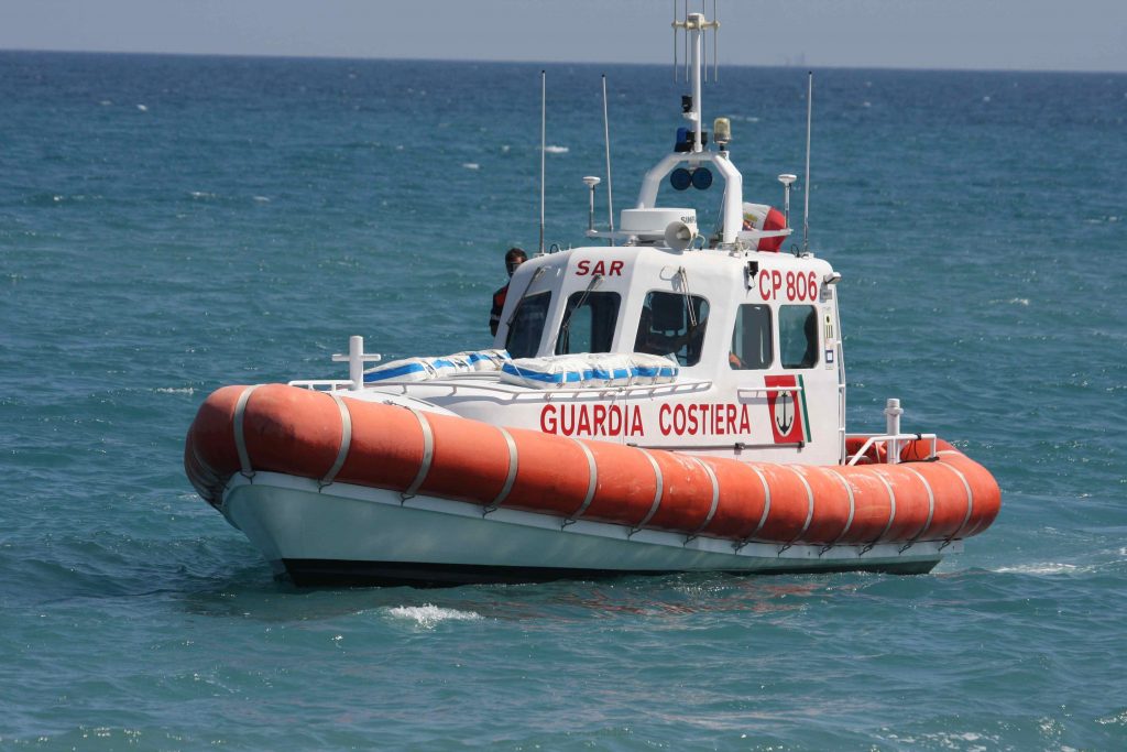 Barca a vela “satura” di fumo per la rottura di un motore. Paura per gli occupanti