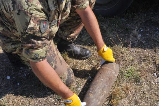 Bimbo di 11 anni viaggia per 300 km con una bomba nello zaino
