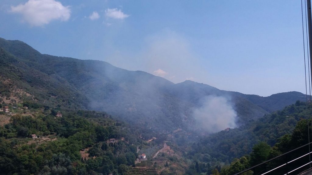 Principio di incendio alle spalle di Sanremo.  Intervento dei vigili del fuoco in atto