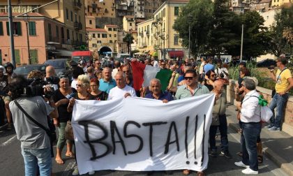"Adesso Basta, rivogliamo il nostro Gaetano Scullino. Un centinaio di manifestanti per dire "stop" ai migranti/Foto e video