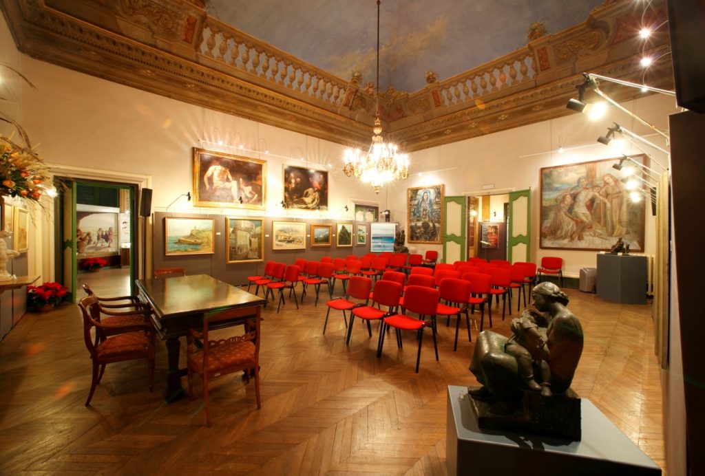 Fori nei muri, cartoni al posto dei vetri e giardino abbandonato. Ecco come il Comune ha lasciato il Museo Borea d’Olmo