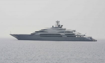 Uno degli yacht di lusso più grandi al mondo in rada a Imperia