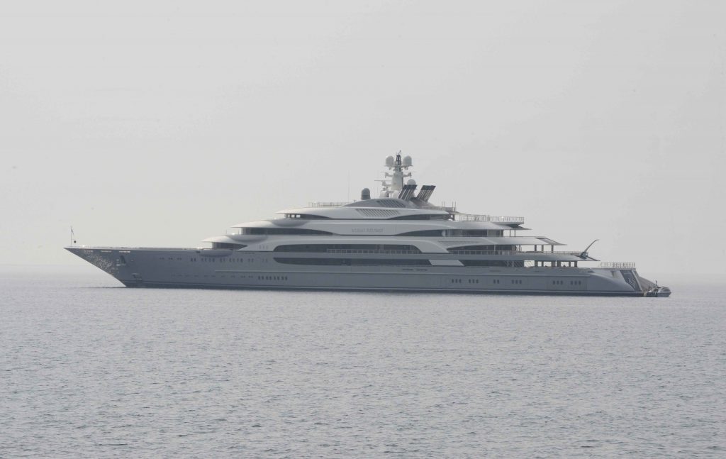 Uno degli yacht di lusso più grandi al mondo in rada a Imperia