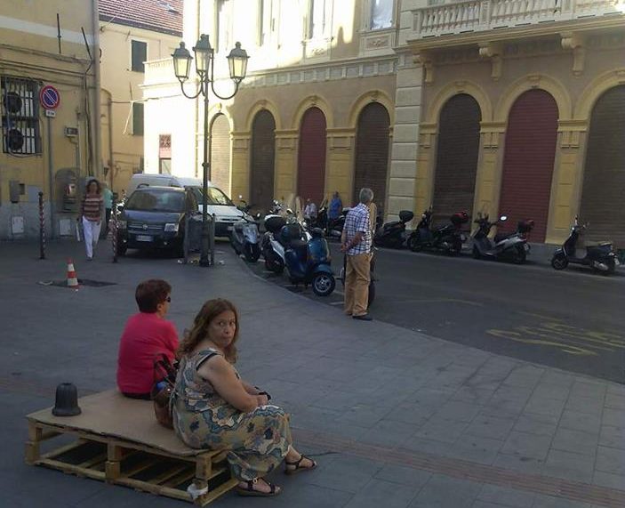 Bancali al posto delle pensiline. L’originale “alternativa” per chi aspetta l’autobus