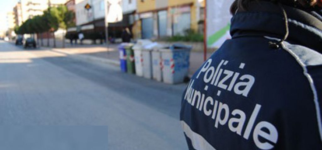 Blitz della municipale nella Pigna: sequestrati oltre 300 articoli contraffatti