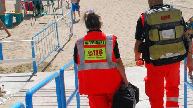 Colta da infarto mentre passeggia sul bagnasciuga