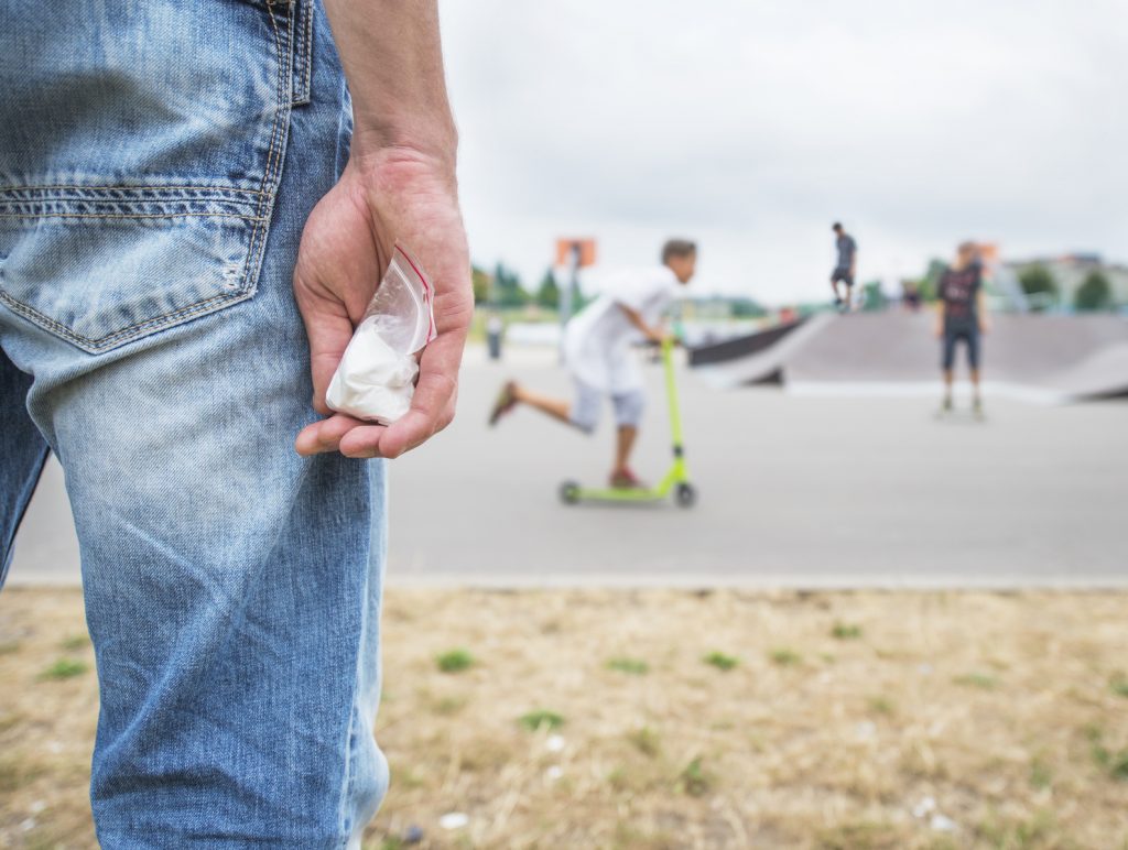 A 17anni “adesca” coetanei sulla pista ciclabile per spacciare droga: denunciato