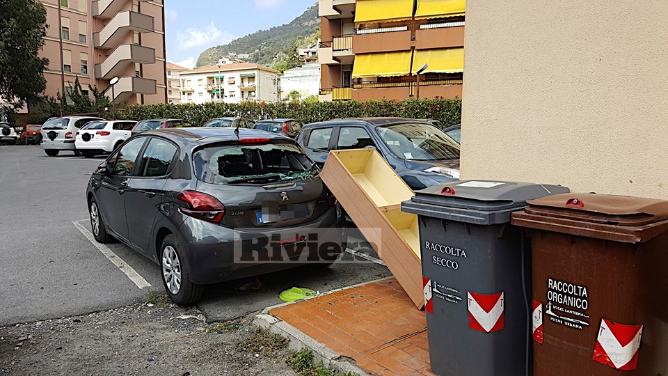 Armadietto gettato vicino ai rifiuti distrugge (spostato dal vento) il lunotto di un’auto/ Foto