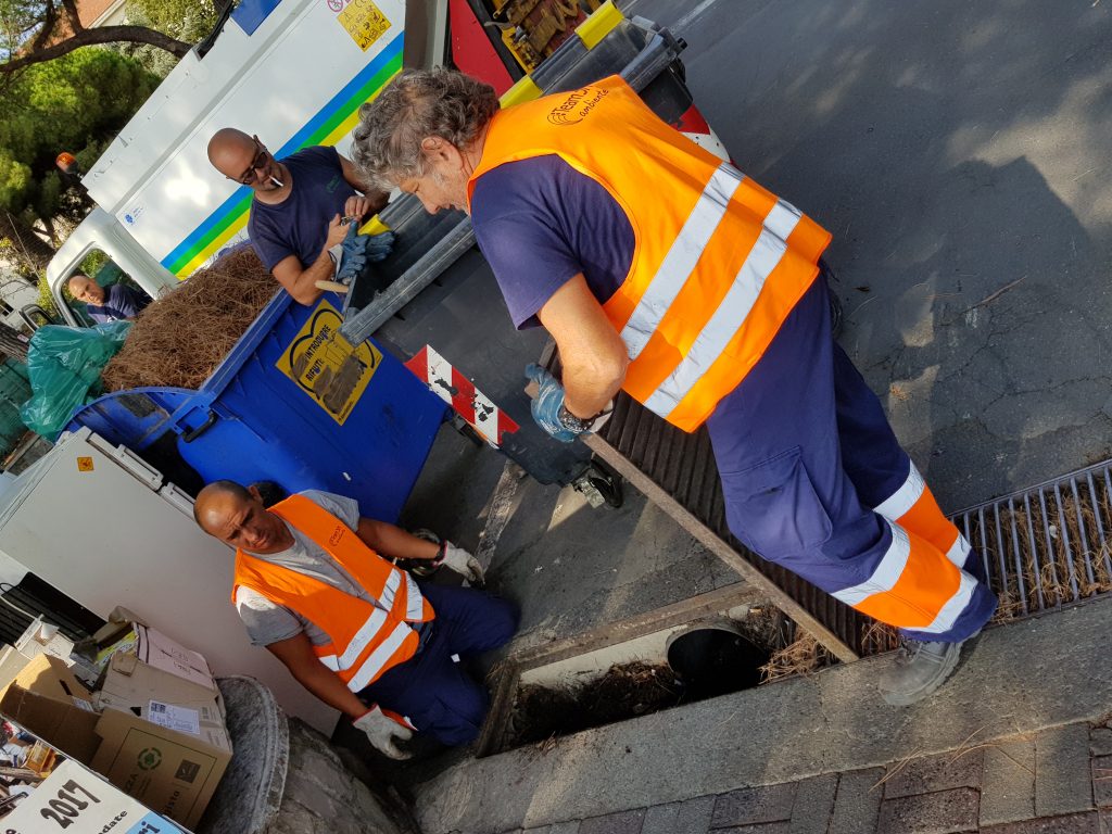 Pulizia dei tombini, lavoratori quasi senza stipendio lavorano per il bene della città