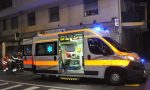 Carambola contro le auto in sosta e si cappotta, ferito 23enne