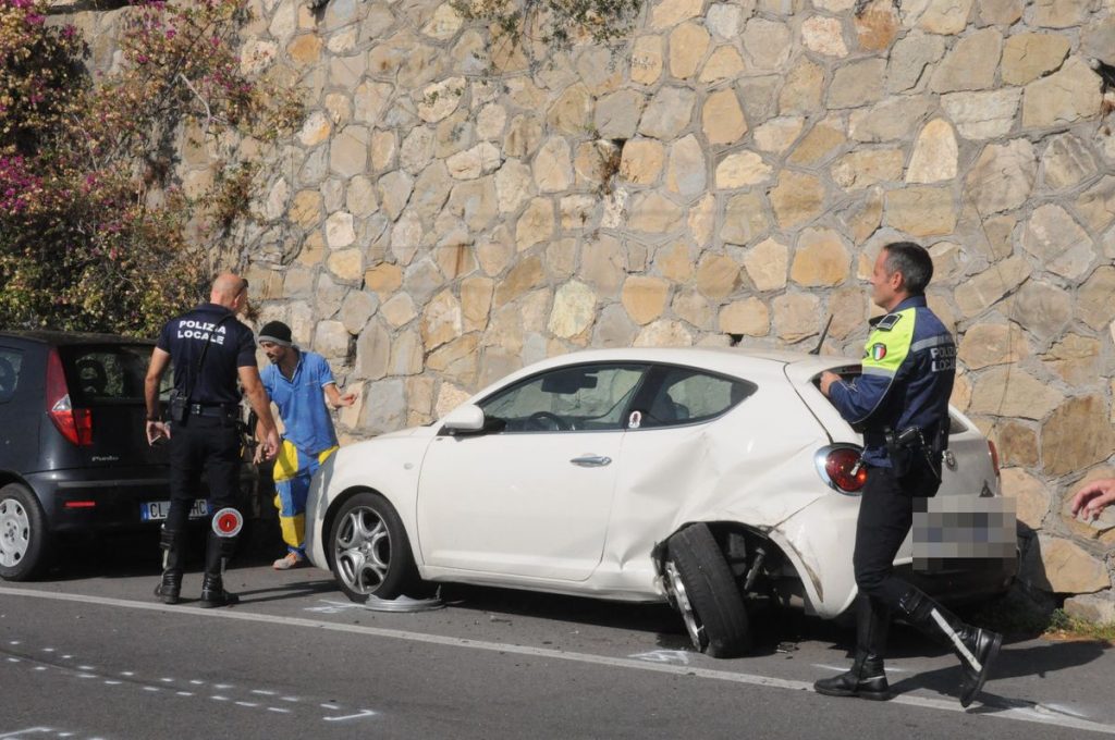 Aurelia auto cappottata incidente ospedaletti 27 settembre 2017_04