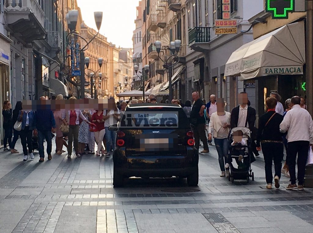 Auto panettoni Sanremo via Matteotti