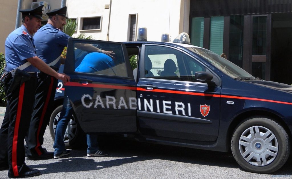Anziano aggredito e malmenato per rapina. Denunciato uno dei due malviventi