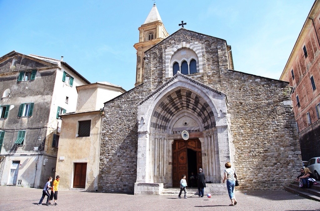 Don Salomone lascia la cattedrale di Ventimiglia Alta, fedeli in rivolta