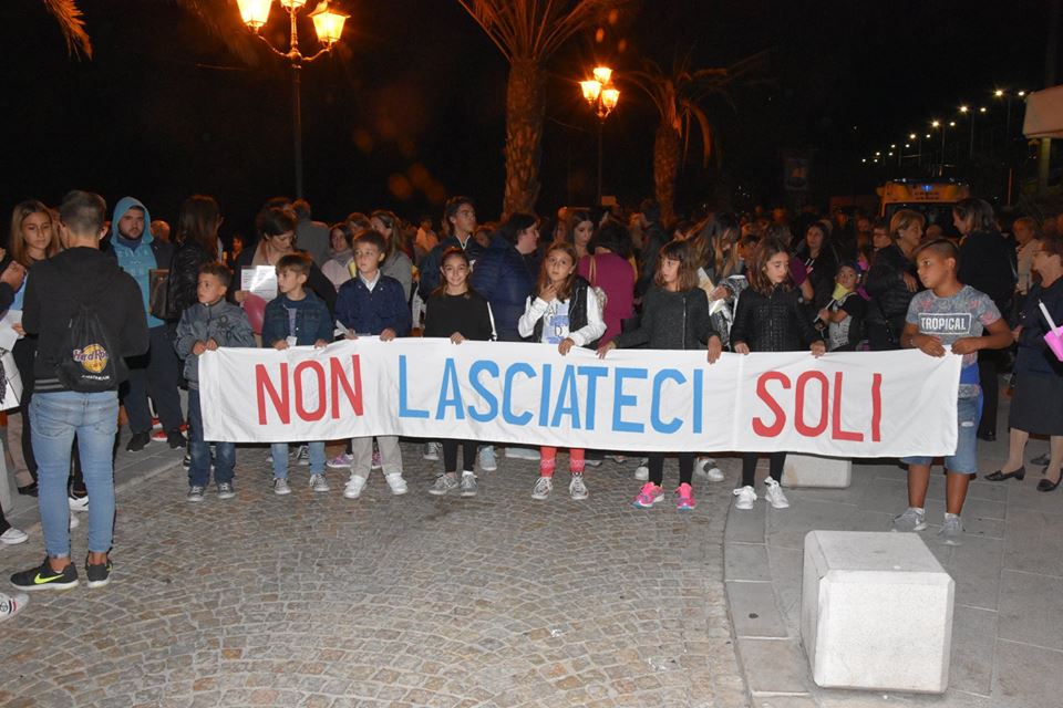 Fiaccolata ventimiglia Alta 23 settembre 2017 don Luca Salomone Suore dell'Orto (foto Maiolino)_08