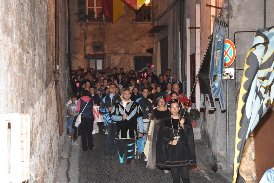 Fiaccolata ventimiglia Alta 23 settembre 2017 don Luca Salomone Suore dell'Orto (foto Maiolino)_10