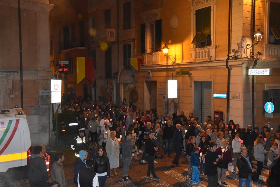 Fiaccolata ventimiglia Alta 23 settembre 2017 don Luca Salomone Suore dell'Orto (foto Maiolino)_11