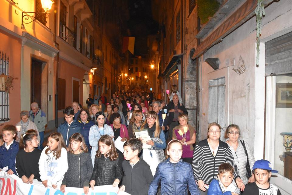 Fiaccolata ventimiglia Alta 23 settembre 2017 don Luca Salomone Suore dell'Orto (foto Maiolino)_12