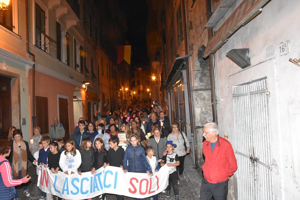 Fiaccolata ventimiglia Alta 23 settembre 2017 don Luca Salomone Suore dell'Orto (foto Maiolino)_13