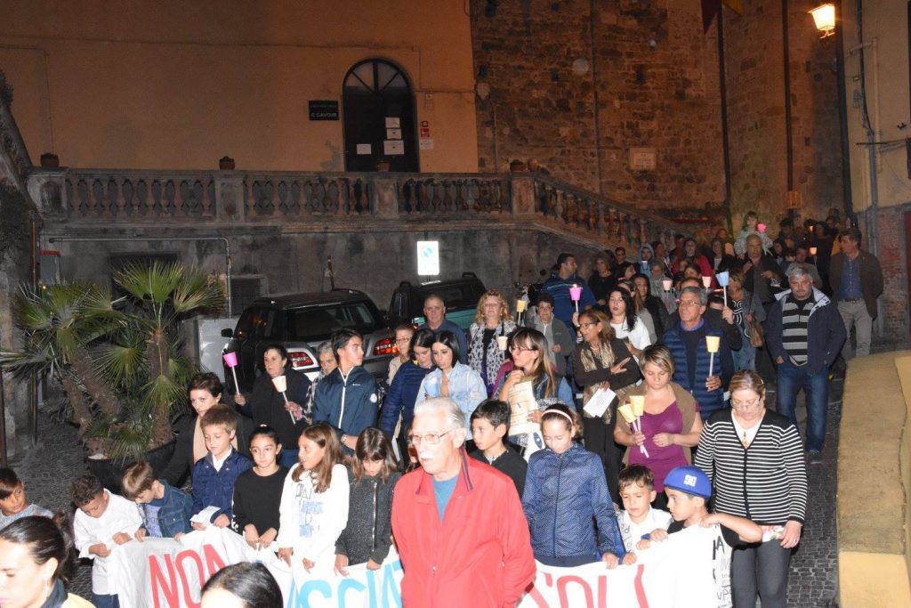 Fiaccolata ventimiglia Alta 23 settembre 2017 don Luca Salomone Suore dell'Orto (foto Maiolino)_14