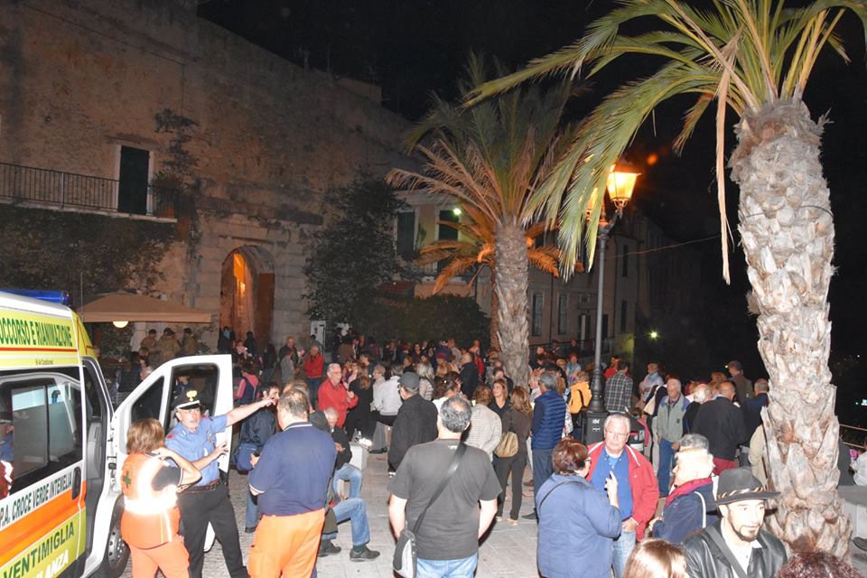 Fiaccolata ventimiglia Alta 23 settembre 2017 don Luca Salomone Suore dell'Orto (foto Maiolino)_15