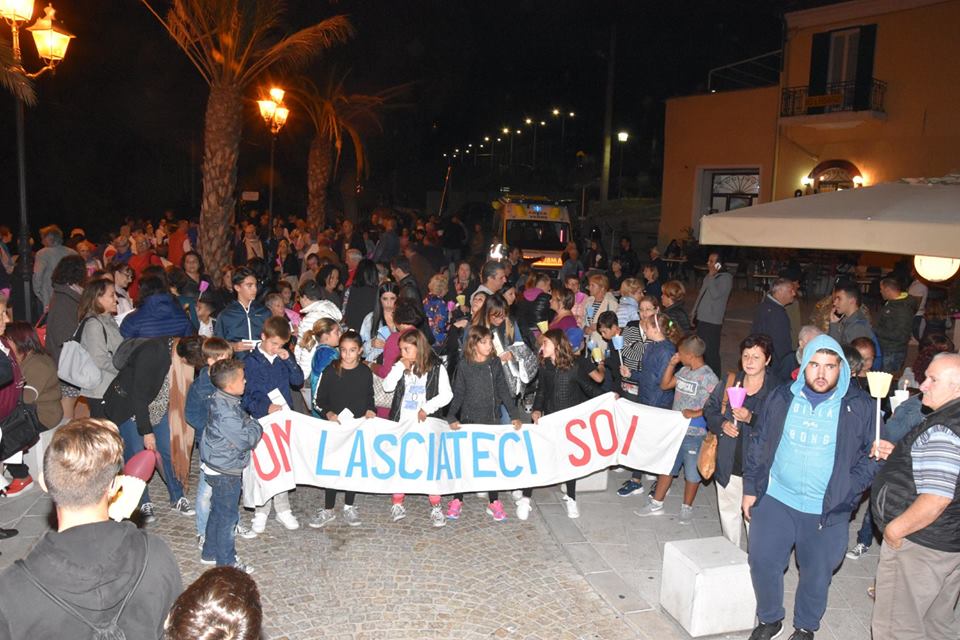 Fiaccolata ventimiglia Alta 23 settembre 2017 don Luca Salomone Suore dell'Orto (foto Maiolino)_16