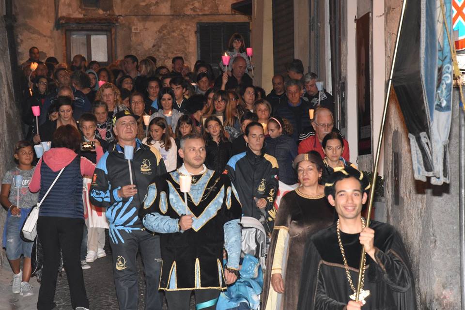 Fiaccolata ventimiglia Alta 23 settembre 2017 don Luca Salomone Suore dell'Orto (foto Maiolino)_17